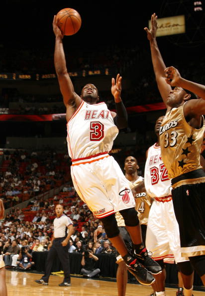 乔治戴膝盖护具去夜店引热议：美媒嘲讽他不安心养伤左膝手术仅26天